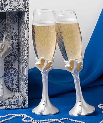 Interlocking hearts design toasting flutes
