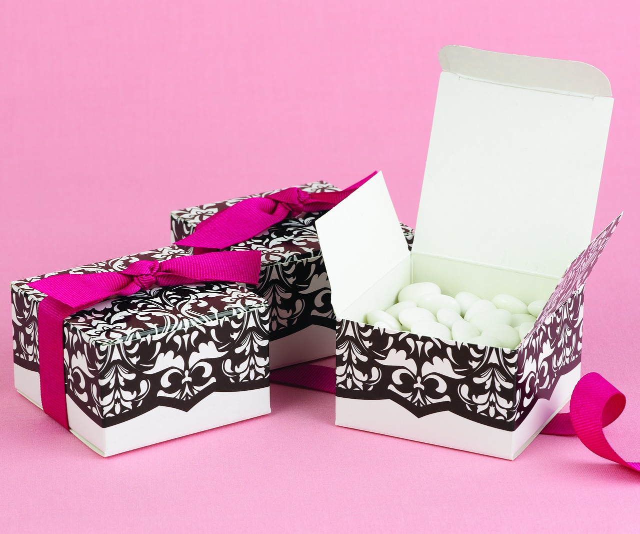 Dynamic Design White & Black Favors