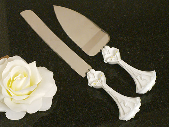 Bride And Groom With Calla Lily Bouquet Cake And Knife Set
