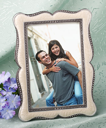 Distinctive Victorian design frame favors