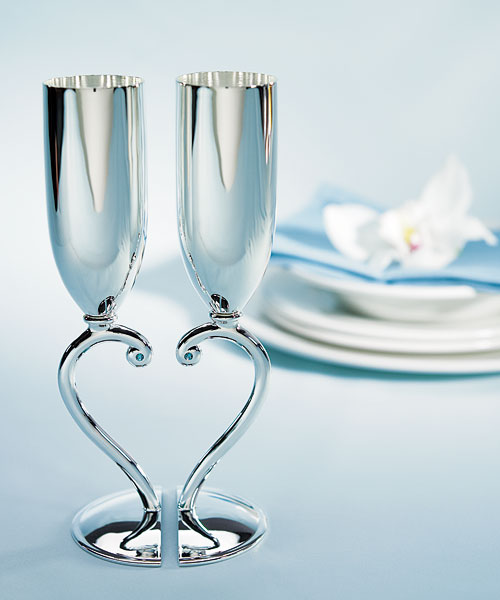 Classic Styling Interlocking Heart Stem Toasting Goblets