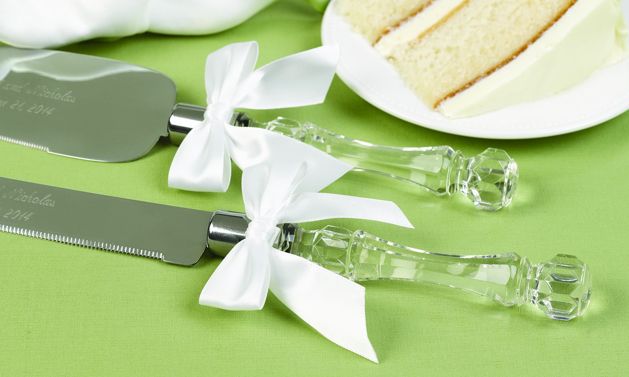 Faceted Serving Set with Bows