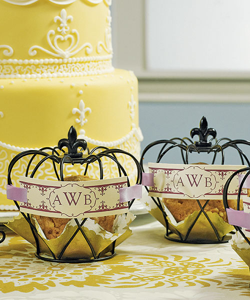 Small Wire Crown Embellishment in Matte Black
